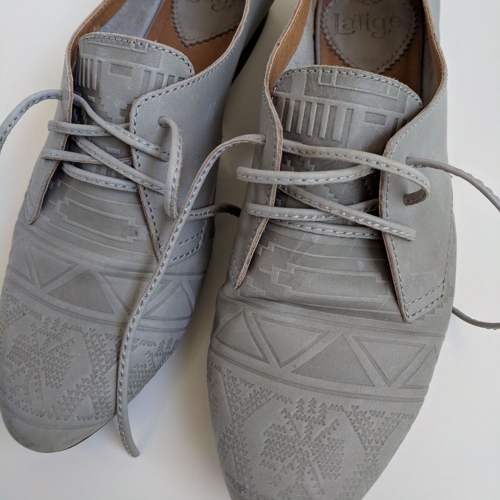 Leather grey shoes with side cutout